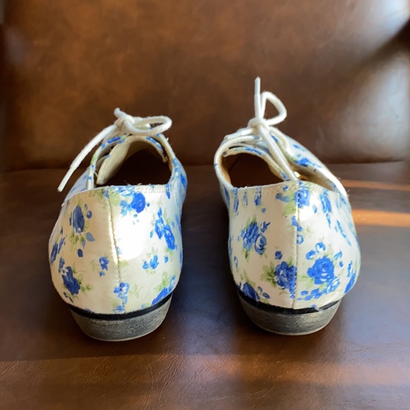 RESTRICTED blue floral low heel oxford flats - Picture 4 of 4